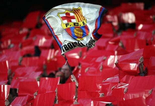 Eine Vereinsfahne des FC Barcelona weht einsam zwischen den verdeckten Fans -  Fußball EC 1 Herren Champions League 2005 2006, Halbfinale, FC Barcelona, Barca Gruppe Barcelona