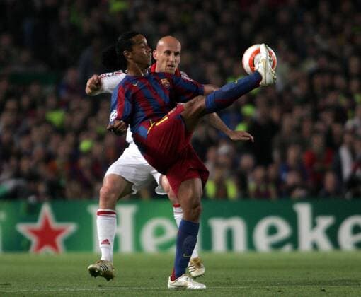 Ronaldinho (FC Barcelona, vorn) zieht gegen Jaap Stam (Milan) ab -  Fußball EC 1 Herren Champions League 2005 2006, FC Barcelona - AC Mailand 0:0, Barca Gruppe Barcelona Dynamik,