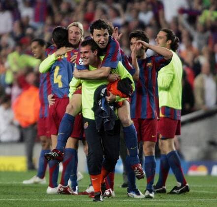 Ersatztorwart Albert Jorquera (vorn) und Mark van Bommel (beide FC Barcelona) feiern den Finaleinzug -  Fußball EC 1 Herren Champions League 2005 2006, FC Barcelona, Barca Gruppe Barcelona Begeisterung, Freude,