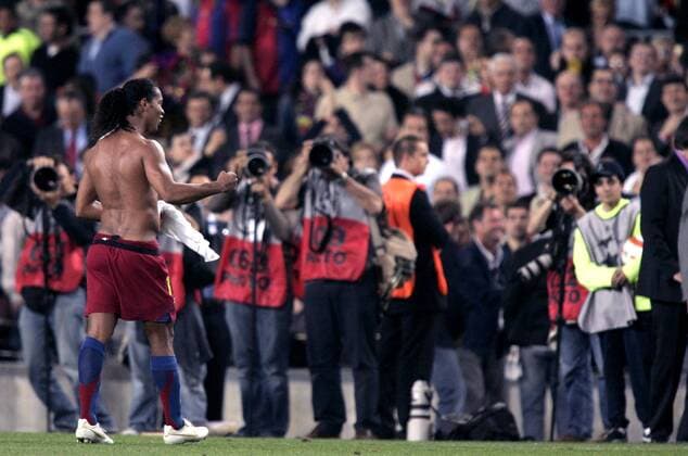 Ronaldinho (FC Barcelona) posiert für die Sportfotografen -  (pan13831) Fußball EC 1 Herren Champions League 2005 2006, Halbfinale, Barca, Primera Division, 1. Spanische Liga Einzelbild Barcelona Freude,  
