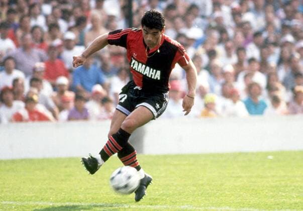Diego Armando Maradona (Newells Old Boys) am Ball -  Fußball Herren Apertura 1993, 1. argentinische Liga, CA Newell s Old Boys Rosario Einzelbild
