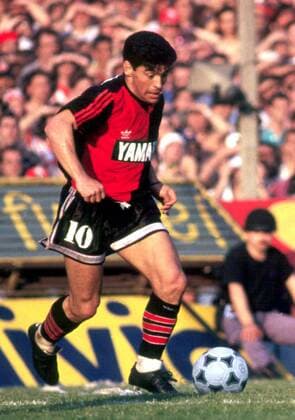 Diego Armando Maradona (Newells Old Boys) am Ball -  Fußball Herren Apertura 1993, 1. argentinische Liga, CA Newell s Old Boys Rosario Einzelbild