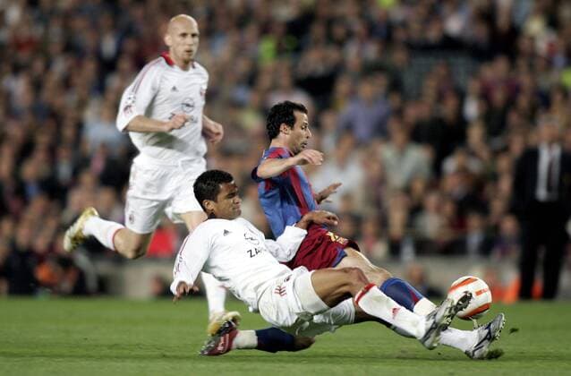 Ludovic Giuly (FC Barcelona, re.) gegen Serginho (Milan) -  (pan13831) Fußball EC 1 Herren Champions League 2005 2006, FC Barcelona - AC Mailand 0:0, Barca, Vdig, Halbfinale Gruppe Barcelona Kampf, Dynamik,  