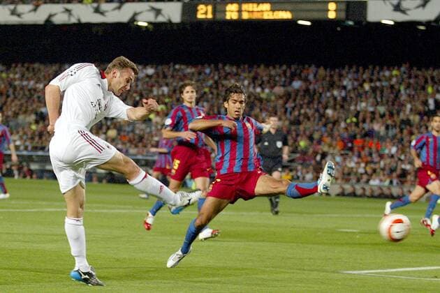 Andriy Shevchenko (Milan, li.) zieht ab, Giovanni van Bronckhorst (FC Barcelona) kommt zu spät - Fußball EC 1 Herren Champions League 2005 2006, Halbfinale, FC Barcelona - AC Mailand 0:0, Barca Gruppe Barcelona Dynamik,