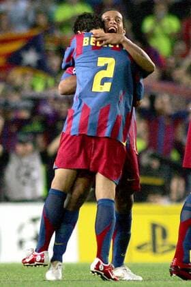 Ronaldinho (hi.) und Juliano Belletti (beide FC Barcelona) - Schlussjubel - Fußball EC 1 Herren Champions League 2005 2006, Halbfinale, Barca Gruppe Barcelona Freude, Begeisterung,