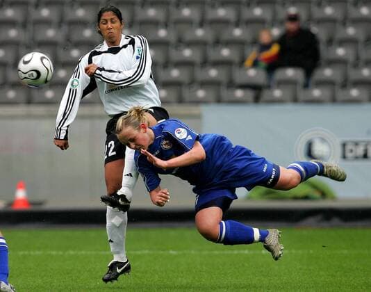 Peggy Kuznik (Potsdam, vorn) gegen Steffi Jones (FFC Frankfurt) Fußball 1. BL Damen DFB Pokal 2005 2006, Pokalspiel, Pokalfinale, Pokalendspiel, Finale, Endspiel, Frauenfußball Gruppe Berlin Dynamik, Kampf,