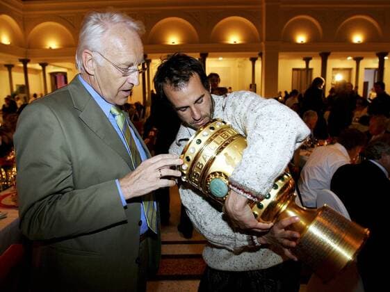 Mehmet Scholl (Bayern, re.) geht mit Bayerns Ministerpräsident Edmund Stoiber (CSU), Verwaltungsbeiratsvorsitzender der Bayern, während des Banketts zum Pokalsieg der Trophäe auf den Grund Fußball Herren DFB Pokal 2005 2006, Pokalspiel, Endspiel, Finale, Pokalfinale, Pokalendspiel, FC Bayern München Gruppe Berlin