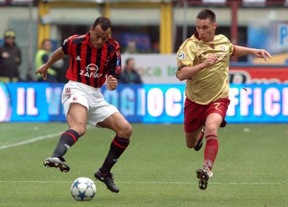 Cafu (Milan, li.) gegen Marc Pfertzel (Livorno) - Fußball Herren Serie A 2005 2006, 1. Italienische Liga, AC Mailand - AS Livorno 2:0 Gruppe Mailand Dynamik,