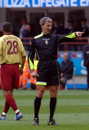 Schiedsrichter Salvatore Racalbuto zeigt die Richtung an, daneben Dario Passoni (Livorno) - Fußball Herren Serie A 2005 2006, 1. Italienische Liga, AS Livorno Gruppe Mailand