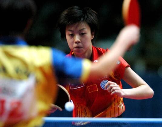 Zhang Yining (China, hi.) - Rückhand -  Tischtennis Damen Mannschaftsweltmeisterschaft 2006, Mannschafts WM, Finale, Nationalmannschaft, Nationalteam, Gruppe Bremen