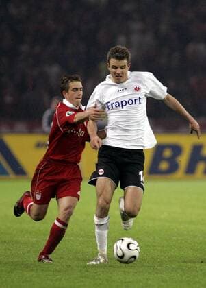Alexander Meier (Frankfurt, re.) gegen Philipp Lahm (Bayern) Fußball 1. BL Herren DFB Pokal 2005 2006, Pokalspiel, Finale, Endspiel, Pokalfinale, Pokalendspiel Gruppe Berlin Dynamik,