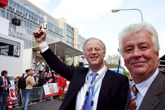 BDR Präsident Rudolf Scharping (li.) und Joachim Vandreike Bürgermeister der Stadt Frankfurt (SPD, beide Deutschland) starten das Rennen Radsport Herren Rund um den Henninger Turm 2006, Straßenradsport, Straße, Rad, Startpistole, Startsignal, people Gruppe Frankfurt M.
