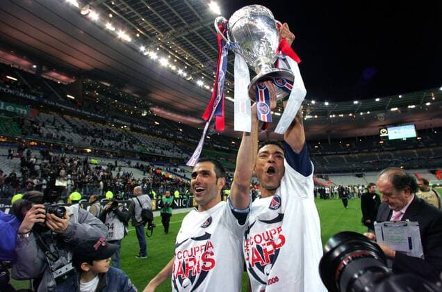 Pauleta (li.) und Edouard Cisse (beide Paris St. Germain) bejubeln im Stade de France den französischen Pokalsieg 2006 -  (pan13868) Fußball Herren Coupe de France 2005 2006, Französischer Pokal, Pokalspiel, Finale, Endspiel, Pokalfinale Totale Stade de France Paris, Fotoapparat, Fotograf, Sportfotograf Freude,  