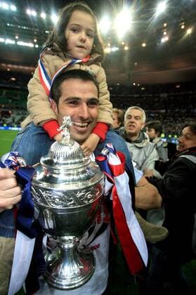 Pauleta (Paris St. Germain) jubelt mit seiner Tochter über den französischen Pokalsieg 2006 -  (pan13866) Fußball Herren Coupe de France 2005 2006, Französischer Pokal, Pokalspiel, Finale, Endspiel, Pokalfinale Gruppe Paris Freude,  