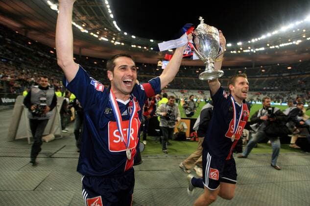 Pauleta (li.) und Sylvain Armand (beide Paris St. Germain) jubeln im Stade de France über den französischen Pokalsieg 2006 -  (pan13866) Fußball Herren Coupe de France 2005 2006, Französischer Pokal, Pokalspiel, Finale, Endspiel, Pokalfinale Gruppe Paris Freude,  