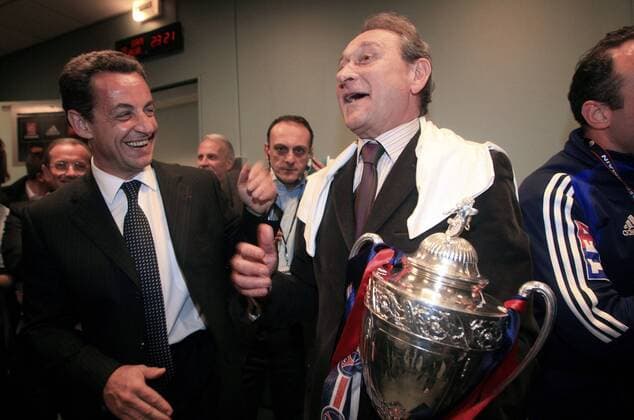 Bertrand Delanoe (Parti Socialiste, re.), Bürgermeister von Paris und der französische Innenminister Nicolas Sarkozy (UMP, beide Frankreich) bejubeln den Pokalerfolg von Paris St. Germain - (pan13866) Fußball Herren Coupe de France 2005 2006, Französischer Pokal, Pokalspiel, Finale, Endspiel, Pokalfinale Gruppe Kommunalpolitiker, Lokalpolitik, Lokalpolitiker Paris, Minister, Freude,