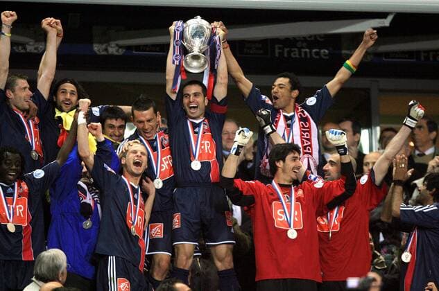 Pauleta (Paris St. Germain, Mitte) stemmt umringt von seinen Mannschaftskollegen, u.a. Edouard Cisse (hi.re.), Torwart Lionel Letizi (vorn) und David Rozehnal (vorn li.), den Französischen Pokal - (pan13866) Fußball Herren Coupe de France 2005 2006, Französischer Pokal, Pokalspiel, Finale, Endspiel, Pokalfinale Gruppe Schrei, schreien, Jubelschrei, Freudenschrei Paris Freude, Begeisterung,