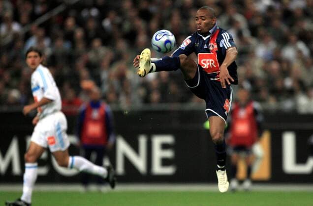 Bonaventure Kalou (Paris St. Germain) am Ball -  (pan13866) Fußball Herren Coupe de France 2005 2006, Französischer Pokal, Pokalspiel, Finale, Endspiel, Pokalfinale Einzelbild Paris Dynamik,  