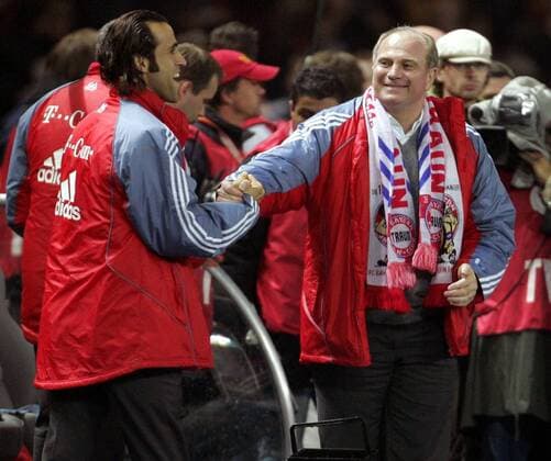 Manager Uli Hoeneß (li.) und Ali Karimi (beide Bayern) - Shakehands Fußball 1. BL Herren DFB Pokal 2005 2006, Pokalspiel, Endspiel, Finale, Pokalendspiel, Pokalfinale, FC Bayern München Gruppe Berlin Harmonie Freude,