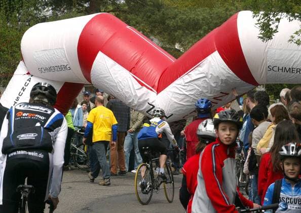 Dem Zielbogen der Bergwertung in Eppstein geht die Luft aus Radsport Herren Rund um den Henninger Turm 2006, Straßenradsport, Straße, Rad, Totale Frankfurt M.