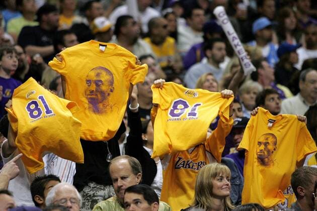 Los Angeles Lakers Fans erinnern mit T Shirts an das denkwürdige 81 Punkte Spiel von Kobe Bryant am 22. Januar 2006 - (Icon91045649) Basketball Herren NBA 2005 2006, Playoffs, Playoff, Play Offs, Off Gruppe Los Angeles, LA, L.A. EDITORIAL USE ONLY