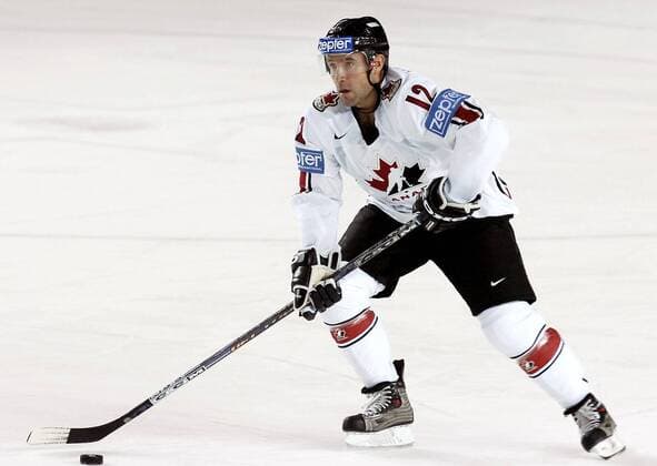 Glen Metropolit (Kanada) am Puck Eishockey WM Herren IIHF Weltmeisterschaft 2006, Nationalmannschaft, Nationalteam, Nationaltrikot, Länderspiel Einzelbild Riga
