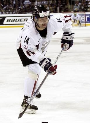 Leonids Tambijevs (Lettland) am Puck Eishockey WM Herren IIHF Weltmeisterschaft 2006, Nationalmannschaft, Nationalteam, Nationaltrikot, Länderspiel Einzelbild Riga