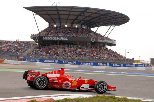 Michael Schumacher (Deutschland Ferrari) passiert in seinem Boliden die Mercedestribüne -  Motorsport Grand Prix Herren Großer Preis von Europa 2006, Formel 1 Weltmeisterschaft, F1, F, GP, WM, Qualifying Totale Nürburgring Nürburg