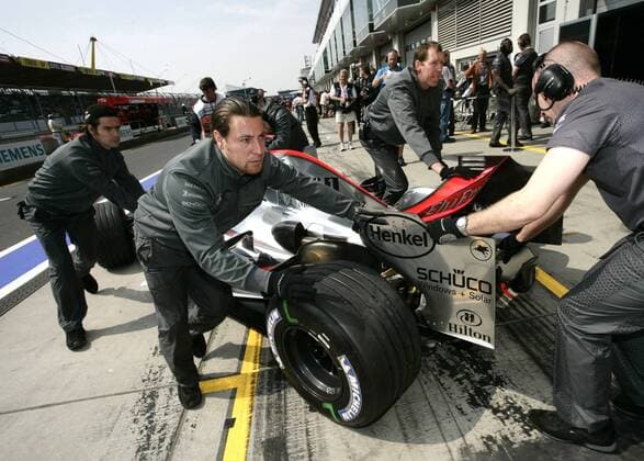 Ein McLaren Mercedes Bolide wird von Mechanikern in die Box geschoben Motorsport Grand Prix Herren Großer Preis von Europa 2006, Formel 1 Weltmeisterschaft, F1, F, GP, WM, Qualifying Gruppe Nürburgring Nürburg