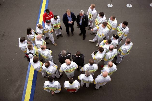 FIA Rennkommissar Joachim Bauer (Deutschland, oben li.) beim Meeting mit den Streckenposten Motorsport Grand Prix Herren Großer Preis von Europa 2006, Formel 1 Weltmeisterschaft, F1, F, GP, WM, Qualifying Totale Nürburgring Nürburg