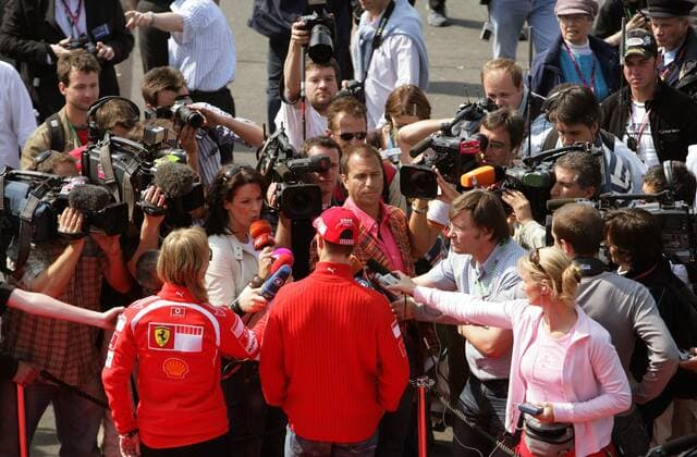 Michael Schumacher (Deutschland Ferrari) Mitte) steht u.a. für RTL Reporter Kai Ebel (Mitte) und Premiere Reporterin Tanja Bauer Rede und Antwort, unterstützt von Pressesprecherin Sabine Kehm (Deutschland, li.) Motorsport Grand Prix Herren Großer Preis von Europa 2006, Formel 1 Weltmeisterschaft, F1, F, GP, WM, Qualifying Totale Nürburgring Nürburg