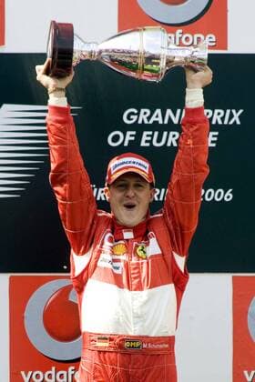Michael Schumacher (Deutschland Ferrari) präsentiert bei der Siegerehrung des GP von Europa 2006 stolz seinen Pokal Motorsport Grand Prix Herren Großer Preis von Europa 2006, Formel 1 Weltmeisterschaft, F1, F, GP, WM Einzelbild Nürburgring Nürburg Freude,