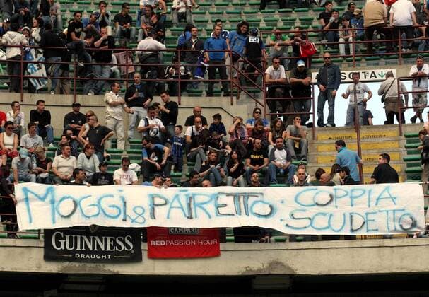 Italienische Fans nehmen Stellung zum Schiedsrichterskandal mit Absprachen zwischen Schiedsrichterkoordinator Pierluigi Pairetto (Italien) und Sportdirektor Luciano Moggi (Juventus Turin) - Fußball Herren Serie A 2005 2006, 1. Italienische Liga Protest, Proteste, Fanprotest, Fanproteste, Juve Totale Vereinsführung, Koordinator, Ausschuss, Mailand, Manipulation, Bestechung, Fußballskandal Enttäuschung