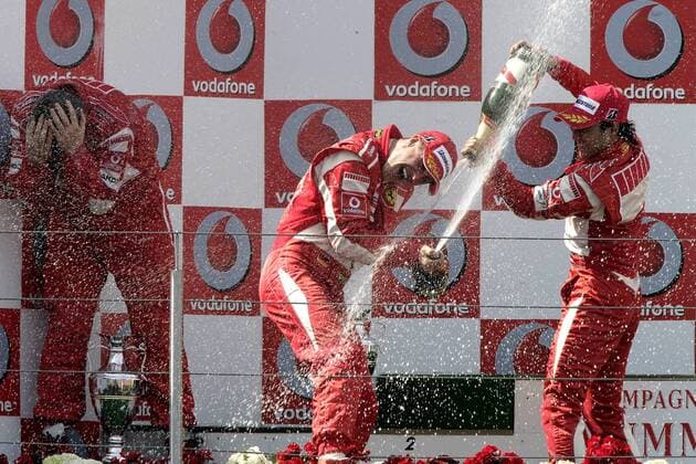 Sieger Michael Schumacher (Deutschland, li.) und Dritter Felipe Massa (Brasilien) - Sektdusche bei der Siegerehrung nach dem GP von Europa 2006 Motorsport Grand Prix Herren Großer Preis von Europa 2006, Formel 1 Weltmeisterschaft, F1, F, GP, WM Gruppe Nürburgring Nürburg Begeisterung, Freude,