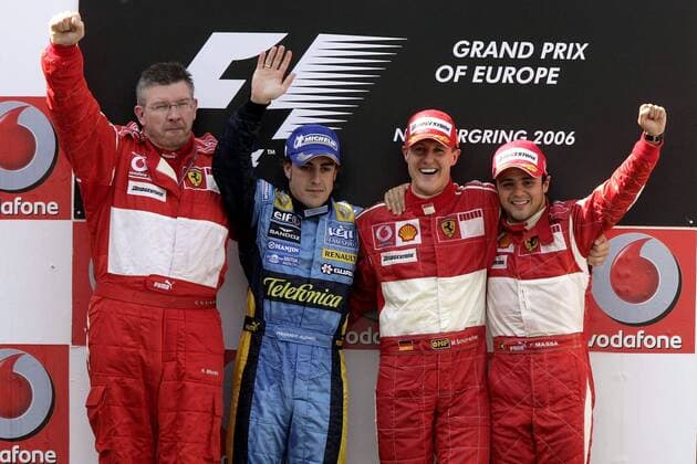 Siegerehrung GP von Europa 2006 - Sieger Michael Schumacher (Deutschland Ferrari, 2.v.re.) gewinnt vor Fernando Alonso (Spanien Renault, 2.v.li.) und Felipe Massa (Brasilien, re.), daneben Technikdirektor Ross Brawn (England beide Ferrari) Motorsport Grand Prix Herren Großer Preis von Europa 2006, Formel 1 Weltmeisterschaft, F1, F, GP, WM Gruppe Nürburgring Nürburg Freude,