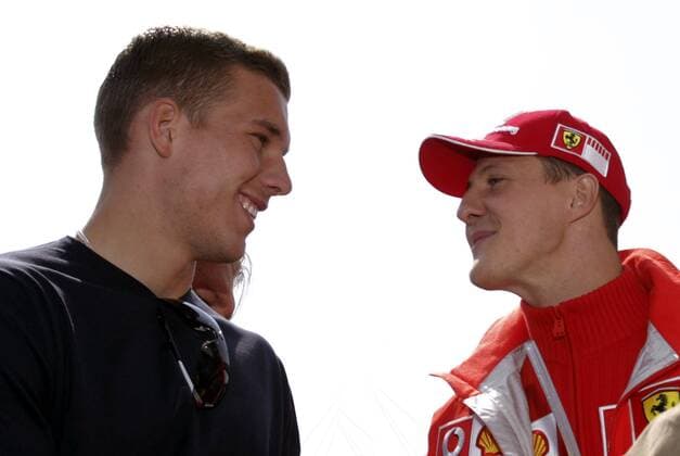 Lukas Podolski (Deutschland 1. FC Köln, li.) im Gespräch mit Michael Schumacher (Deutschland Ferrari) am Rande des GP von Europa 2006 Motorsport Grand Prix Herren Großer Preis von Europa 2006, Formel 1 Weltmeisterschaft, F1, F, GP, WM Gruppe Nürburgring Nürburg Harmonie Freude