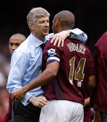 Trainer Arsene Wenger umarmt Thierry Henry (beide Arsenal) -  Fußball Herren English Premier League 2005 2006, 1. Englische Liga, Arsenal FC London Gruppe London Harmonie Freude