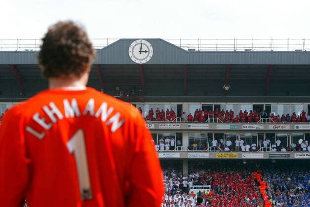 Es ist an der Zeit - Torwart Jens Lehmann (Arsenal) blickt hinauf zur Stadionuhr im Highbury Park - das letzte Spiel steht bevor, danach zieht Arsenal London in ein anderes Stadion -  Fußball Herren English Premier League 2005 2006, 1. Englische Liga, Arsenal FC London Totale Highbury Park London