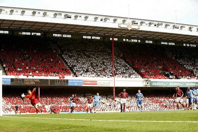 Torwart Jens Lehmann (Arsenal, li.) fliegt vergeblich, der Ball ist drin -  Fußball Herren English Premier League 2005 2006, 1. Englische Liga, Arsenal FC London Totale Highbury Park London