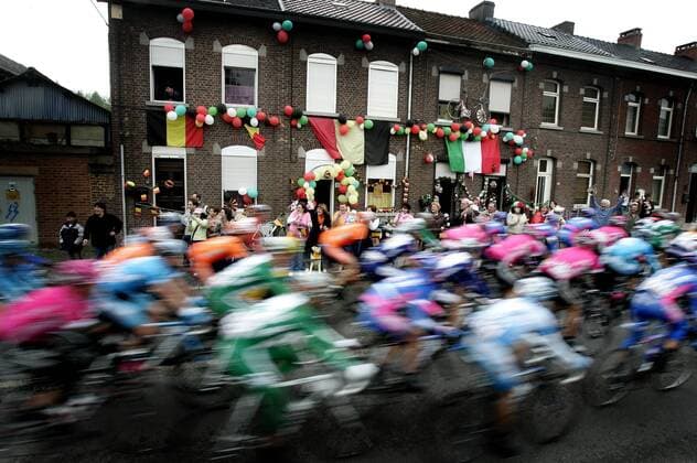 Kaum zu bremsende Euphorie - Radsportfans feuern die Fahrer des 89. Giro dItalia vor ihren geschmückten Häusern an -  Radsport Herren 89. Giro dItalia 2006, D Italia, ProTour, Straßenradsport, Straße, Rad, anfeuern, Anfeuerung Totale Zuschauerinteresse, schmücken, geschmückt 2. Etappe: Mons - Charleroi Marcinelle, Peloton Dynamik,