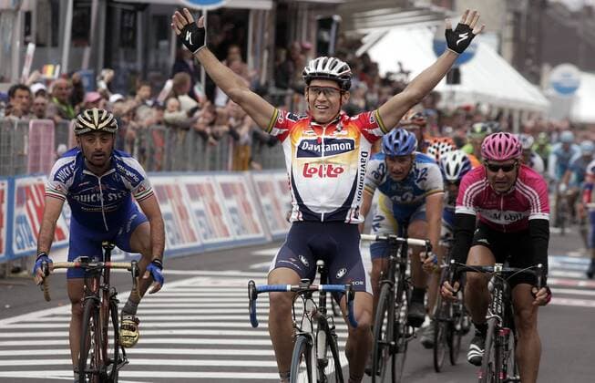 Robbie McEwen (Australien Lotto Davitamon, Mitte) gewinnt die zweite Etappe des 89. Giro dItalia 2006, dahinter v. li.: Paolo Bettini (Italien Quick Step Innergetic), Tomas Vaitkus (Litauen AG2R Prevoyance) und ... -  Radsport Herren 89. Giro dItalia 2006, D Italia, ProTour, Straßenradsport, Straße, Rad, Mc Ewen, MacEwen, Mac Gruppe Massenankunft 2. Etappe: Mons - Charleroi Marcinelle Freude,