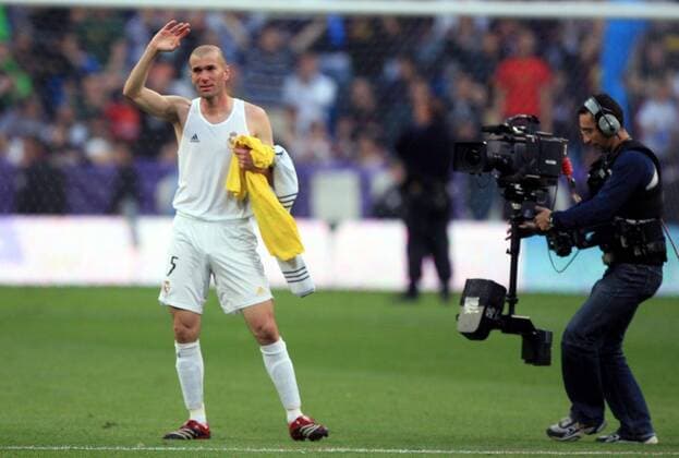 Zinedine Zidane (Real Madrid) - tränenreicher Abschied nach seinem letzten Heimspiel, der Kameramann mit seiner Steadycam nutzt seine exklusive Lage -  (pan13967) Fußball Herren Primera Division 2005 2006, 1. Spanische Liga, Real Madrid CF, Vdig Gruppe Madrid  