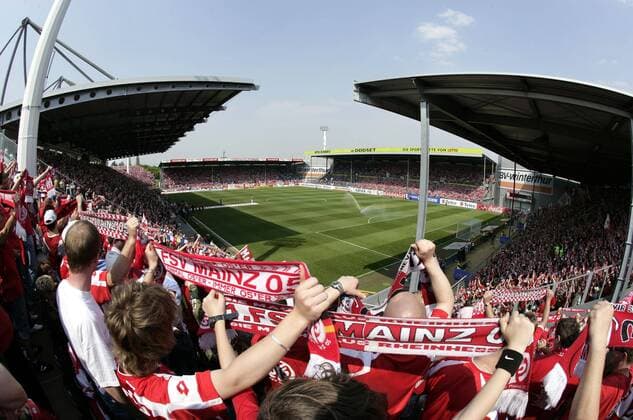 Fußball, Stadiongeschichte 1. FSV Mainz 05 Das vollbesetzte Mainzer Bruchwegstadion aus der Zuschauerperspektive Fußball 1. BL Herren Saison 2005 2006, 1. FSV Mainz 05, Vdig Totale Stadion am Bruchweg, Bruchwegstadion Mainz