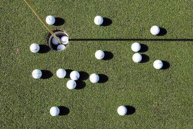 Practice Golfbälle auf dem Putting Green der Grand Cypress Academy of Golf in Orlando Florida Golf Herren Golfkurs 2005, Kurs, Akademie, Golfakademie, Schule, Golfschule, Lehrgang, Golflehrgang Training Einzelbild Grand Cypress Golf Course Orlando, Florida