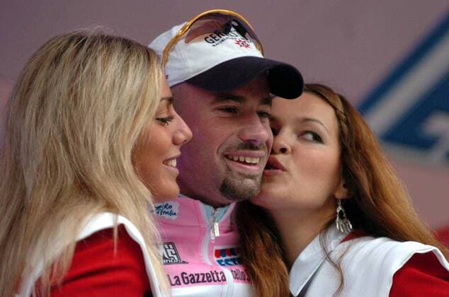 Stefan Schumacher (Deutschland Gerolsteiner) übernimmt beim Giro d Italia 2006 das rosa Trikot des Gesamtführenden und erfreut sich der Küßchen zweier hübscher Hostessen -  Radsport Herren Giro dItalia 2006, d Italia, ProTour, Straßenradsport, Straße, Rad, Gruppe 3. Etappe: Perwez - Namur Freude,