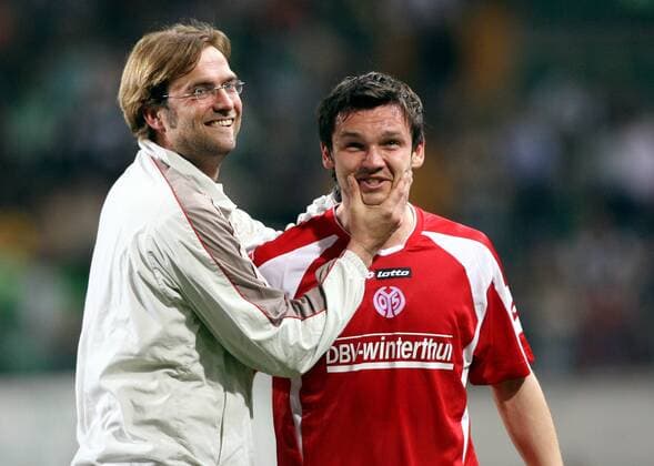 Trainer Jürgen Klopp tätschelt Benjamin Auer (beide Mainz) beim Torjubel das Gesicht Fußball 1. BL Herren Saison 2005 2006, FSV Mainz 05 Gruppe Wolfsburg Freude,