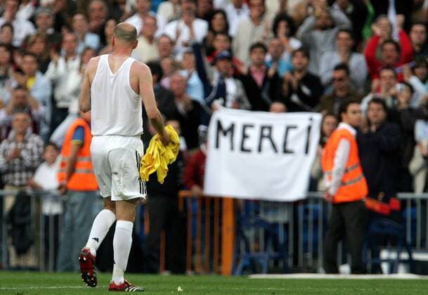 Zinedine Zidane (Real Madrid) nach seinem letzten Heimspiel und die Fans sagen Merci -  (pan14009) Fußball Herren Primera Division 2005 2006, 1. Spanische Liga, Real Madrid CF, Vdig Totale Madrid  