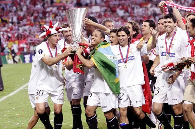 Der FC Sevilla ist UEFA Cup Sieger 2005 2006 - v.li.: Kepa Blanco, Ivica Dragutinovic, Adriano Correia Claro, Jesus Navas Gonzalez, Fernando Sales, Pablo Ruiz Barrero -  (pan14079) Fußball EC 3 Damen UEFA Cup 2005 2006, Europapokal, Europacup, Pokal, Finale, Endspiel, FC Sevilla Totale Eindhoven Freude, Begeisterung,  