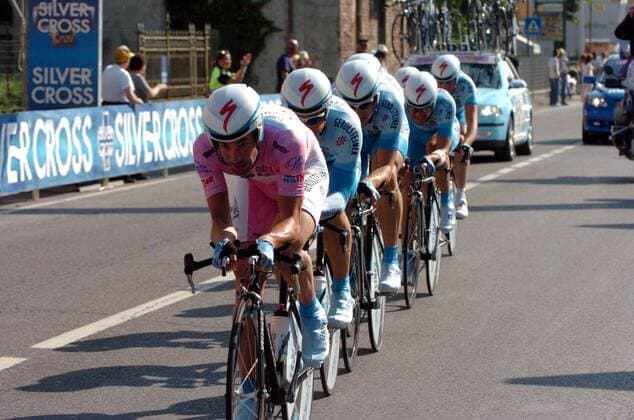 Mannschaftszeitfahren Gerolsteiner - Stefan Schumacher (Deutschland) im rosa Trikot des Gesamtführenden leistet Führungsarbeit -  Radsport Herren 89. Giro dItalia 2006, d Italia, ProTour, Straßenradsport, Straße, Rad, Zeitfahren Gruppe 5. Etappe: Piacenza - Cremona