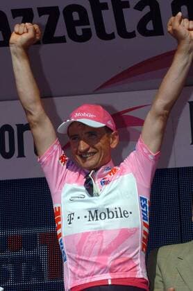 Serhiy Honchar (Ukraine T Mobile) jubelt im rosa Trikot des Gesamtführenden -  Radsport Herren 89. Giro dItalia 2006, d Italia, ProTour, Straßenradsport, Straße, Rad, Zeitfahren Einzelbild 5. Etappe: Piacenza - Cremona Freude,